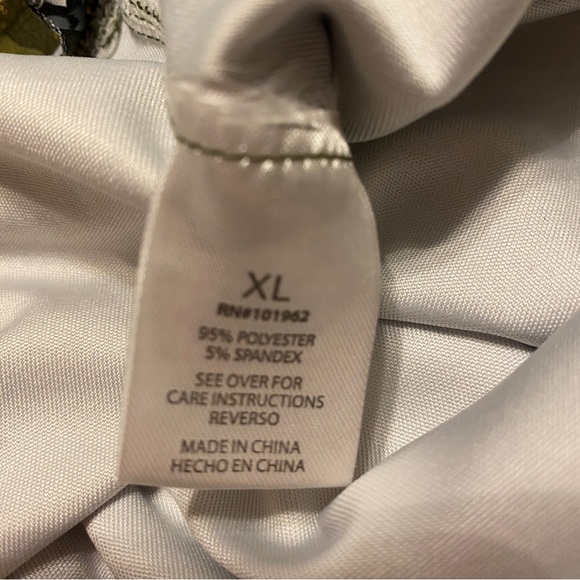 Runway Ready Womens Leggings XL Green Gold Camo Cropped NWT - Picture 5 of 6